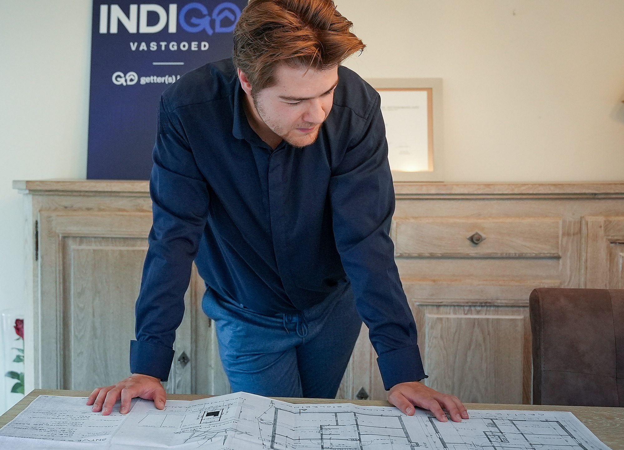 Indi bestudeert het plan van de woning