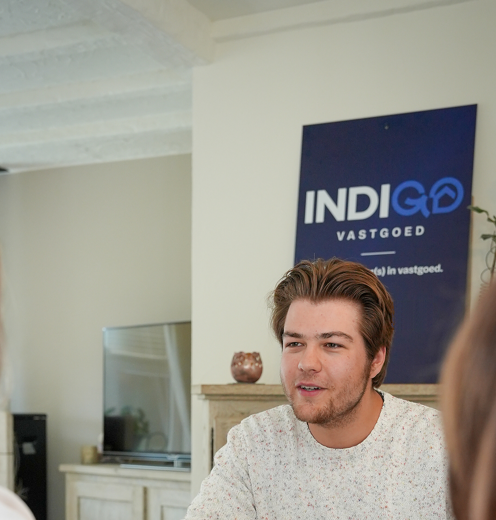 Indi luistert tijdens een kennismakingsgesprek